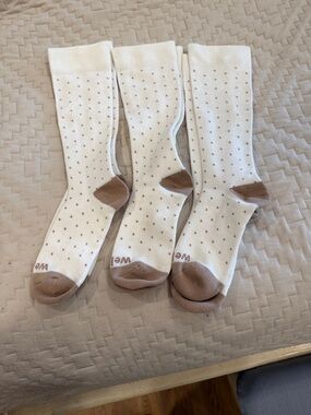 NWOT Wellow compression socks,set of three, size medium